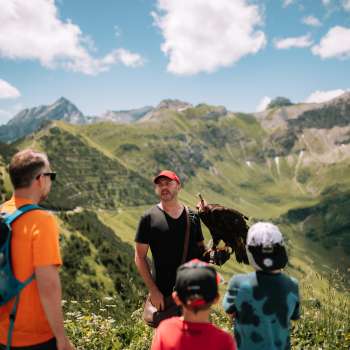 Familie bei dem Adler-Erlebnis