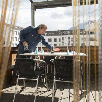 Lauschiger Terrassenplatz im Restaurant Made in Italy mit Sichtschutz und Stadtblick.