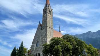 Aussenansicht der Pfarrkirche St. Laurentius Aussenansicht der Pfarrkirche St. Laurentius