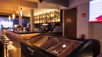 emütliche Bar im Casino Admiral Triesen mit edler Beleuchtung und großer Getränkeauswahl.