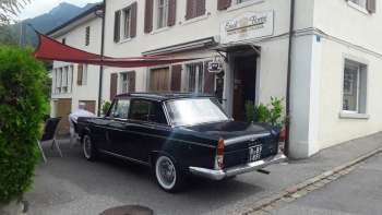 Außenansicht von Eredi Fiorini Gastronomia Italiana mit Oldtimer Fahrzeug und einladendem Eingangsbereich