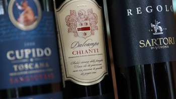 Nahaufnahme edler italienischer Rotweine, darunter Chianti und Sangiovese
