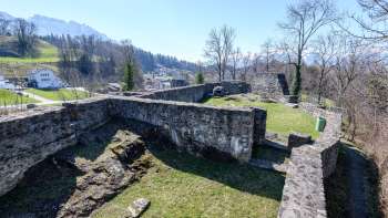 Mauerreste der Burgruine in Schellenberg mit Ausblick über das Tal