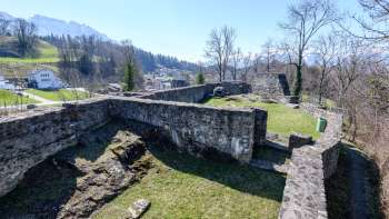 Mauerreste der Burgruine in Schellenberg mit Ausblick über das Tal