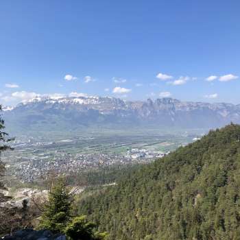 Aussicht von der Burg Schalun über das Rheintal mit der markanten Alpenkulisse im Hintergrund.