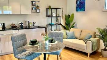 Küchenzeile, Esstisch und Sofa