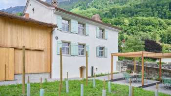 Gartenbereich mit gemütlicher Laube