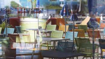 Aussenbereich des Kiosks im Schwimmbad Mühleholz mit Sitzgelegenheiten