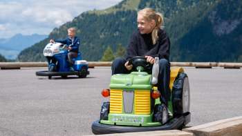Kindern fahren mit Mini-Cars
