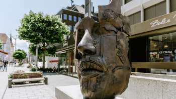Bronzeskulptur „African King“ von Gunther Stilling mit abstrahiertem Männerkopf in der Fussgängerzone von Vaduz. Bronzeskulptur „African King“ von Gunther Stilling mit abstrahiertem Männerkopf in der Fussgängerzone von Vaduz.