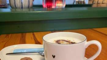 Detailaufnahme einer Kaffeetasse auf einem Tisch im Bergstübli Steg