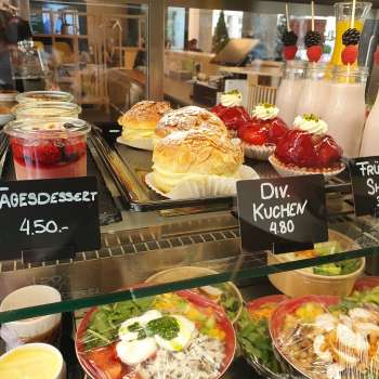 Vielfältige Auswahl an Kuchen, Törtchen und frischen Snacks in der Vitrine des Cafés 44 Café im Hof
