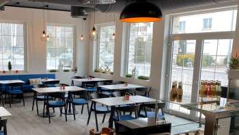 Modern eingerichteter Gastraum von «Gsund & munter»