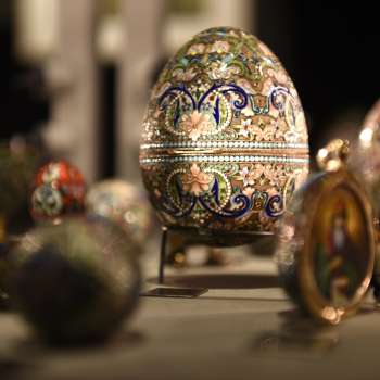 Nahaufnahme kunstvoll verzierter Fabergé-Eier in einer Vitrine der Liechtensteinischen SchatzKammer