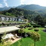 Exklusives Parkhotel Sonnenhof in Vaduz mit Gartenanlage und Bergkulisse