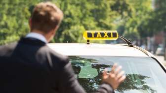 Mann ruft ein Taxi
