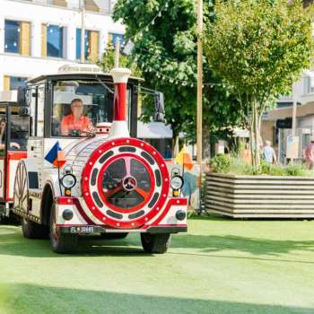 Der Citytrain fährt durch die Fussgängerzone von Vaduz
