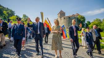 Staatsakt 2024 beim Schloss Vaduz Fürstliche Familie und Gäste beim Staatsakt 2024 in Liechtenstein vor dem Schloss Vaduz