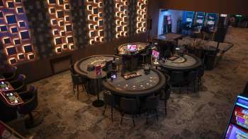 Blick in den Innenraum des Casino Admiral Triesen mit verschiedenen Spieltischen Blick in den Innenraum des Casino Admiral Triesen mit verschiedenen Spieltischen