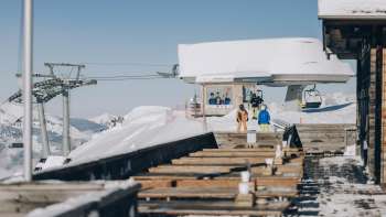 Aussenanischt des Sareis Bergrestaurant mit Blumen im Vordergrund und Bergen im Hintergrund