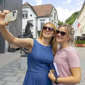 Zwei Frauen machen ein Selfie im Vaduzer Städtle