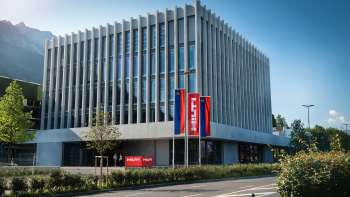 Der architektonisch eindrucksvolle Firmensitz von Hilti in Schaan – moderner Industriebau mit Alpenblick.