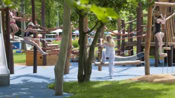  Bunte Tische und Stühle im Freibadrestaurant Mühleholz – ideal zum Entspannen nach dem Baden.