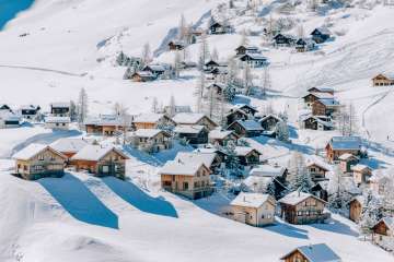 Verschneite Chalets und Ferienhäuser im Skiort Malbun, eingebettet in die Alpen von Liechtenstein  so in die Richtung sollte es immer gehen