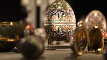 Nahaufnahme kunstvoll verzierter Fabergé-Eier in einer Vitrine der Liechtensteinischen SchatzKammer