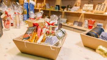 Hochwertiger Geschenkkorb mit Spezialitäten aus Liechtenstein, dekorativ arrangiert im Liechtenstein Center.