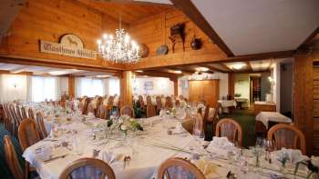 Gemütlicher Gastraum mit Barbereich, rustikaler Einrichtung und einladender Atmosphäre