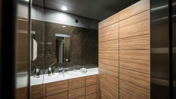 Elegantes Badezimmer im Grand Casino Hotel Liechtenstein