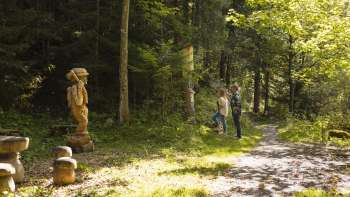 Holzfigur auf dem WalserSagenWeg
