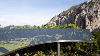 Blick auf die Panoramatafel Sareis mit beindruckendem Bergpanorama im Hintergrund