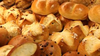 Frisch gebackene Brötchen und süße Backwaren in der Auslage der Balu Bäckerei