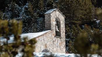 Friedenskapelle mit Berglandschaft im Hintergrund
