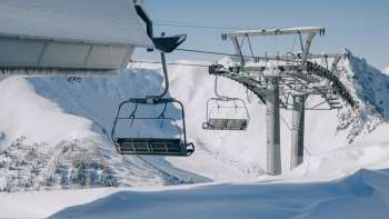 Paar fährt mit der Sesselbahn nach Sareis