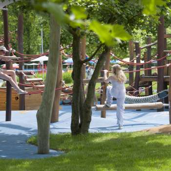  Bunte Tische und Stühle im Freibadrestaurant Mühleholz – ideal zum Entspannen nach dem Baden.