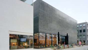 Außenansicht des Kunstmuseums Liechtenstein mit moderner Fassade und Caféterrasse in Vaduz.