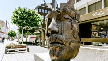Moderne Bronzeskulptur eines Gesichts im Städtle von Vaduz