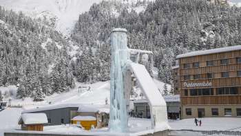 Blick auf den Eisturm in Malbun mit verschneiten Wald im Hintergrund