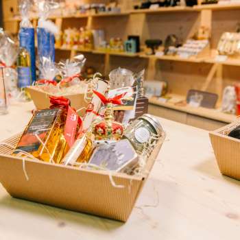 Hochwertiger Geschenkkorb mit Spezialitäten aus Liechtenstein, dekorativ arrangiert im Liechtenstein Center.