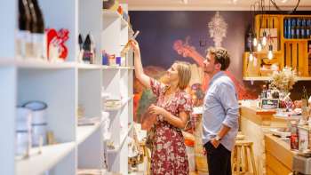 Innenraum des Hoi-Laden mit tollen Produkten aus Liechtenstein