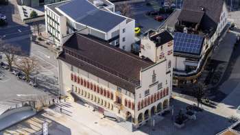 Luftaufnahme auf das Rathaus Vaduz 