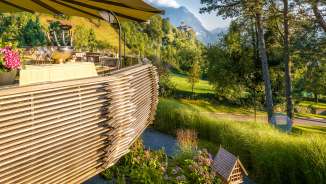 Abendsonne auf der Terrasse des Park Hotel Sonnenhof in Liechtenstein, mit Blick auf Schloss Vaduz und malerische Alpenlandschaft