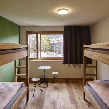 Helles Mehrbettzimmer mit Fensterblick in der Jugendherberge Schaan/Vaduz