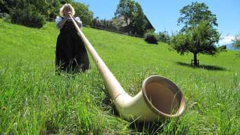 Mit dem Alphorn durch die Berge