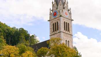 Blick auf den Turm der Kathedrale St. Florin mit Bäumen im Vordergrund Blick auf den Turm der Kathedrale St. Florin mit Bäumen im Vordergrund