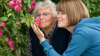 Kursbild: Alte und junge Frau mit Rosen