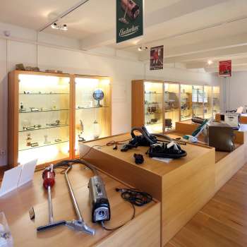 Ausstellung im Lawena Museum mit Vitrinen, alten Haushaltsgeräten und einer historischen Staubsauger-Sammlung.